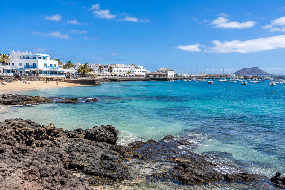 Nadbrzeżna zabudowa Corralejo na północy Fuerteventury